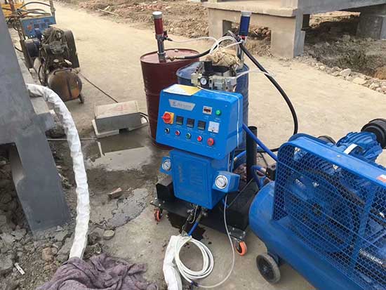 Q2600聚氨酯噴涂機(jī)移動房噴涂施工