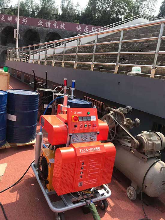 體育場(chǎng)看臺(tái)聚脲防水涂料噴涂案例